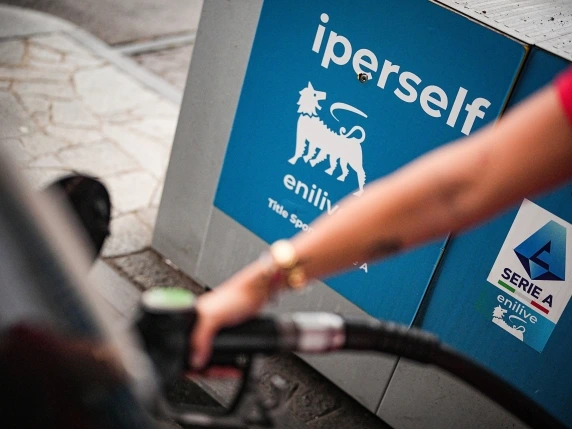 Prezzi di benzina e diesel, quali distributori faranno lo sconto? Cosa cambia da oggi? Quanto si risparmia, e quanto costa la misura a Eni e Ip?