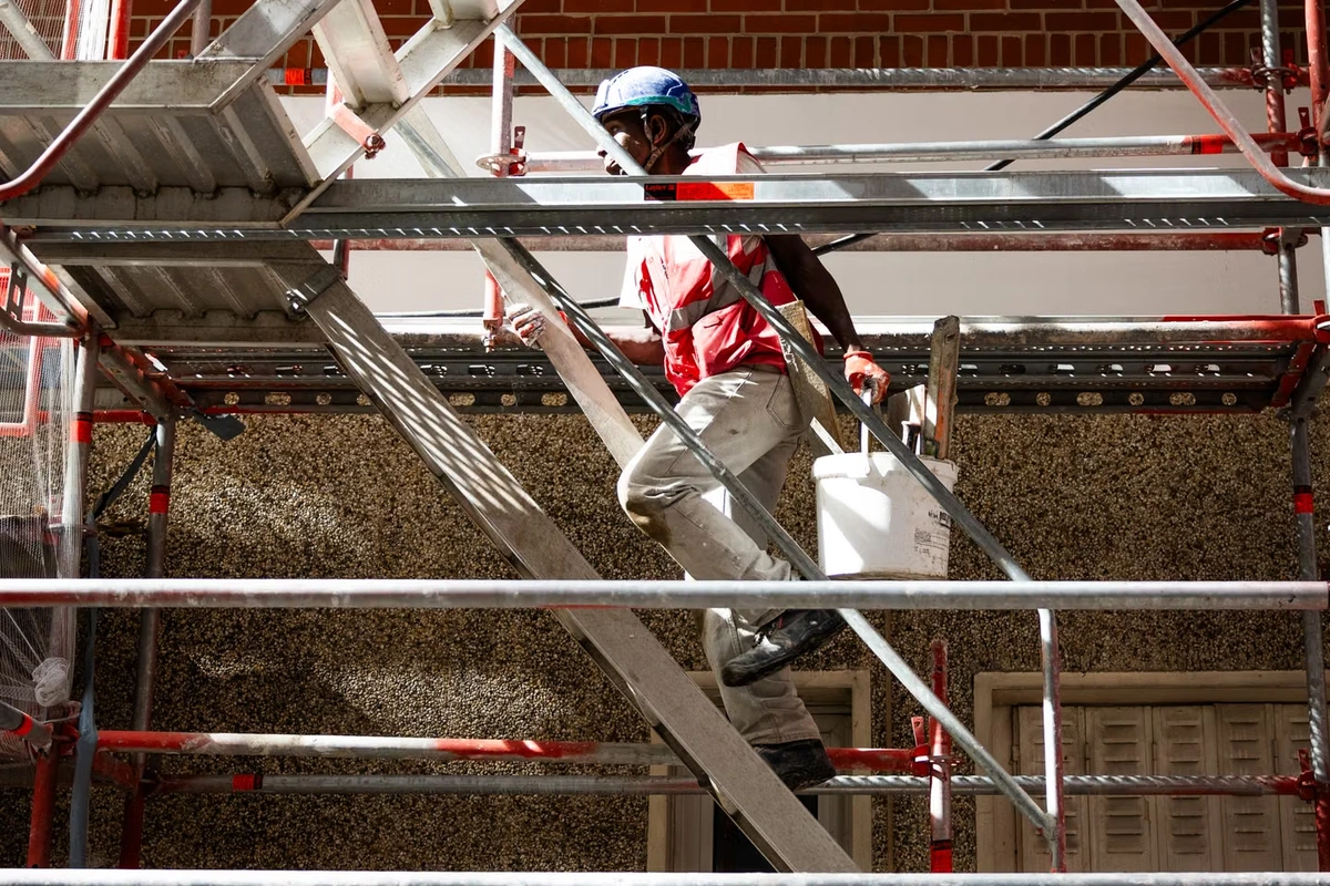 Des volets et des brasseurs d’air pour le logement social : après les canicules de l’été, un plan d’urgence d’adaptation proposé par les bailleurs sociaux