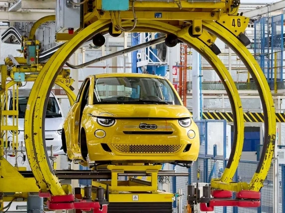 Stellantis ferma ancora la produzione a Mirafiori: manca un componente dei motori. I timori dei sindacati