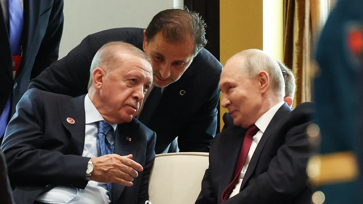 Türkei: Präsident Erdogan tuschelt mit Wladimir Putin auf Gipfel gegen den Westen
