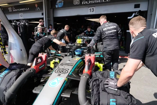 Formule 1 : derrière les succès de Mercedes, en tête du championnat, le ballet maîtrisé des mécaniciens