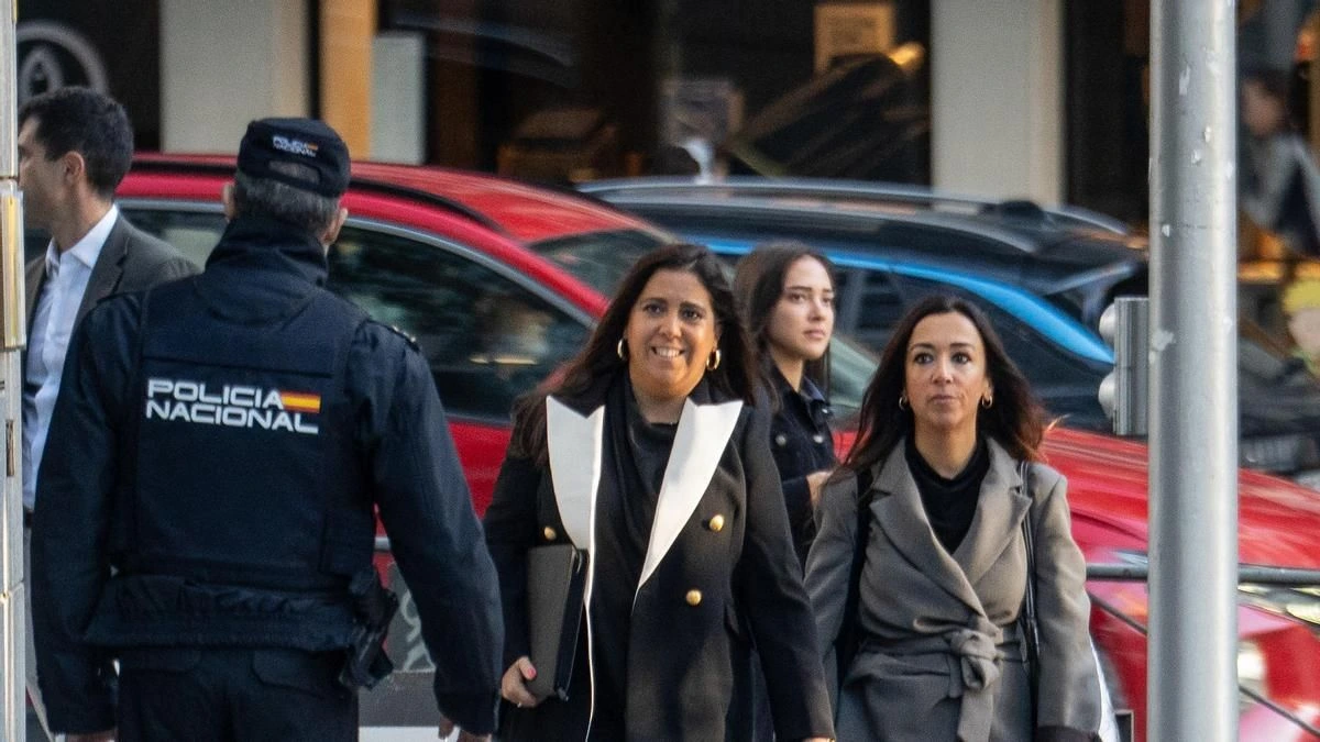 Biedma denuncia a la Policía que el exjuez Sáenz de Tejada la siguió en su coche y que no sabe si le ha puesto un localizador