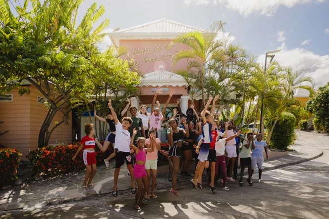A la Martinique, dans une colonie de vacances pilotée par le Théâtre national de Chaillot, on apprend la danse, l’équilibre, le respect et la confiance