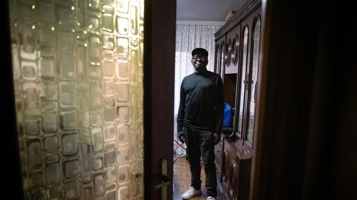 Un 13% de quienes comparten piso vive en la habitación con personas que no son su pareja
