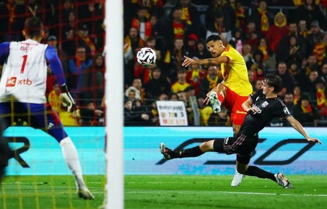 Lens inflige à l’Olympique lyonnais sa première défaite de la saison en Ligue 1