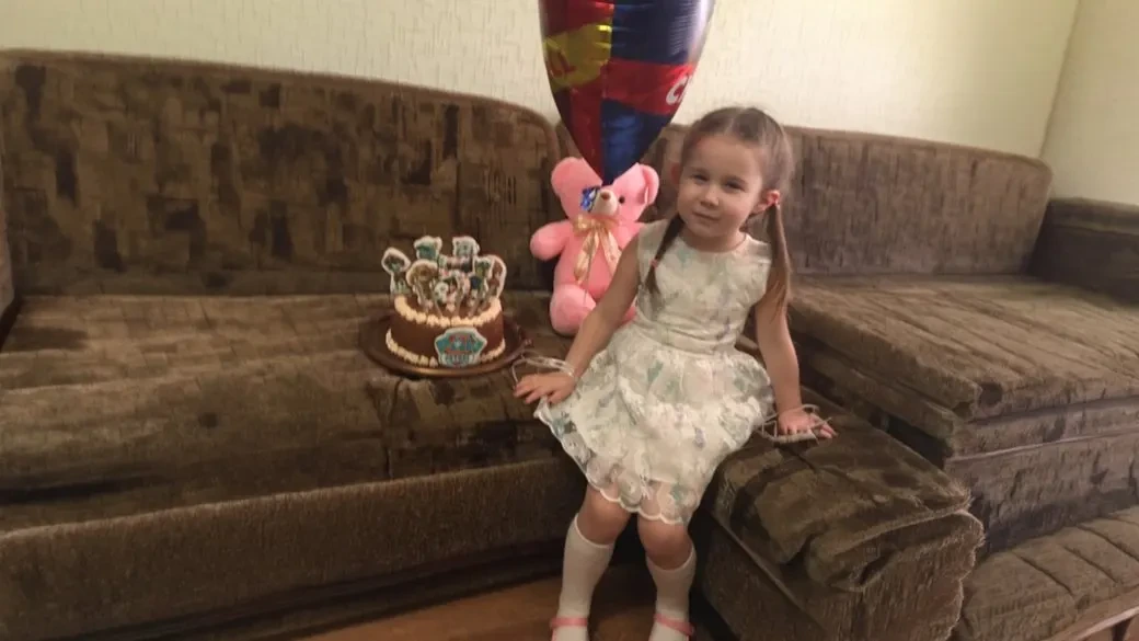 Wladimir Putin nimmt Olga (5) fast die gesamte Familie – sie überlebt durch Zufall