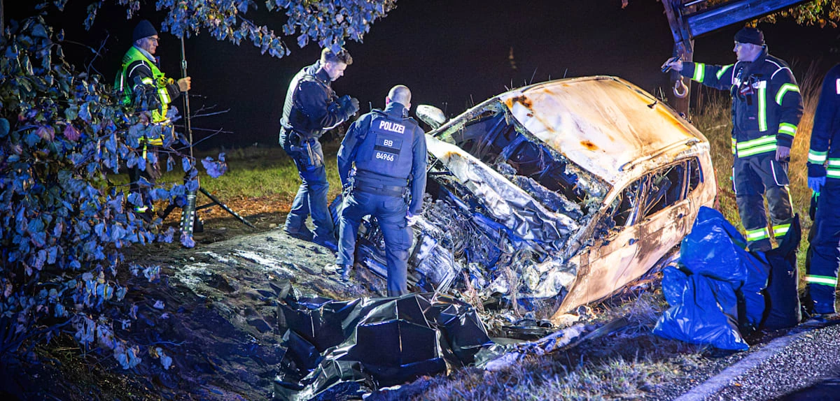 Autofahrer rast in entgegenkommende Mopeds – vier Menschen sterben