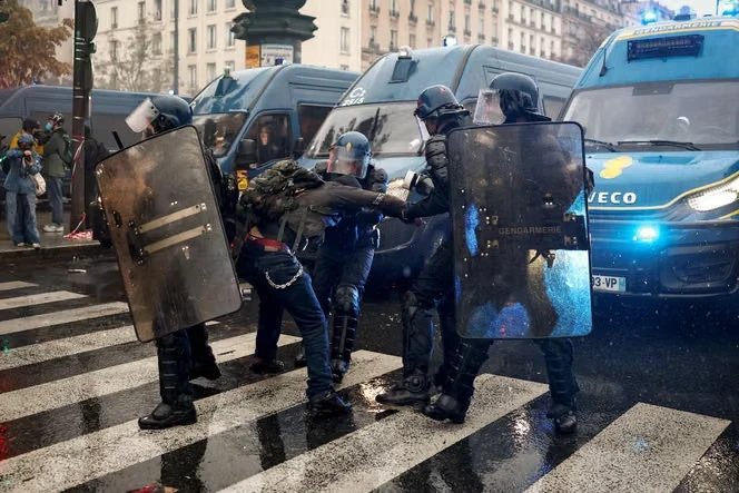 Manifestation : 142 personnes interpellées, dont 120 placées en garde à vue, à Paris, selon la Préfecture de police