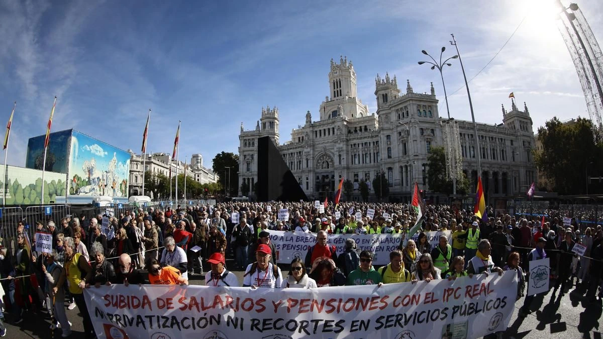 Los pensionistas escenifican su unión con la juventud en una gran manifestación en Madrid: “No vamos a aceptar una marcha atrás”