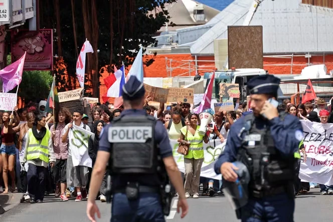 Mobilisation lycéenne : à La Réunion, le maire LFI du Tampon, Alexis Chaussalet, dans le rôle du grand frère