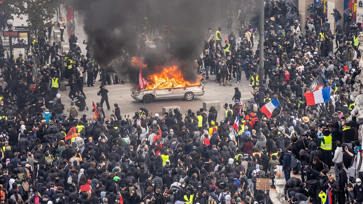 „Frankreich wurde gedemütigt!“: Traditionszeitung rechnet mit Macron & co. ab