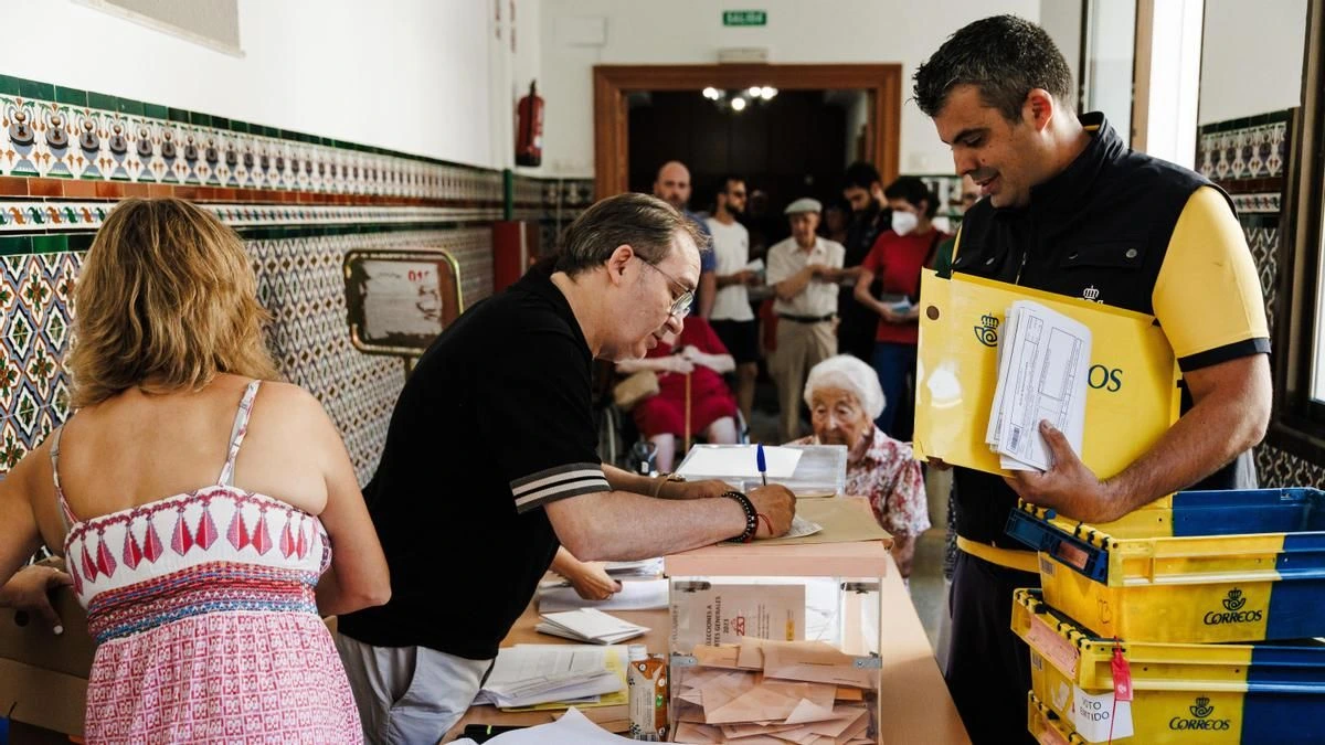 La Junta Electoral recalca a PP y Vox que la transparencia del voto por correo está regulada en la ley y rechaza medidas extra