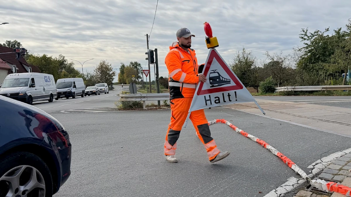 Anlage defekt: Keine Ersatzteile! Bahn-Mitarbeiter spielen Schranke