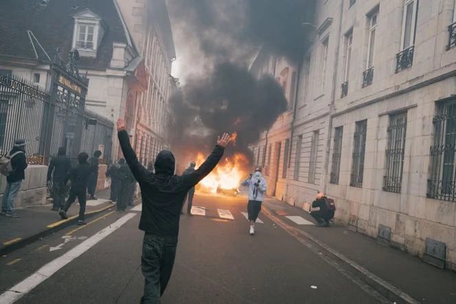 Mobilisation du 17 octobre : Emmanuel Macron dénonce les « semeurs de chaos qui ne cherchent qu’à abattre nos institutions », après des scènes de saccage dans plusieurs villes