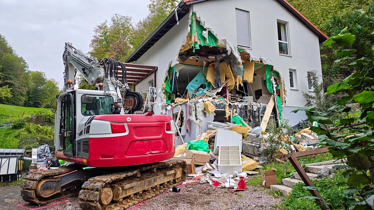 Schock in Hessen: Baggerfahrer reißt Loch in Haus, während Familie drin ist